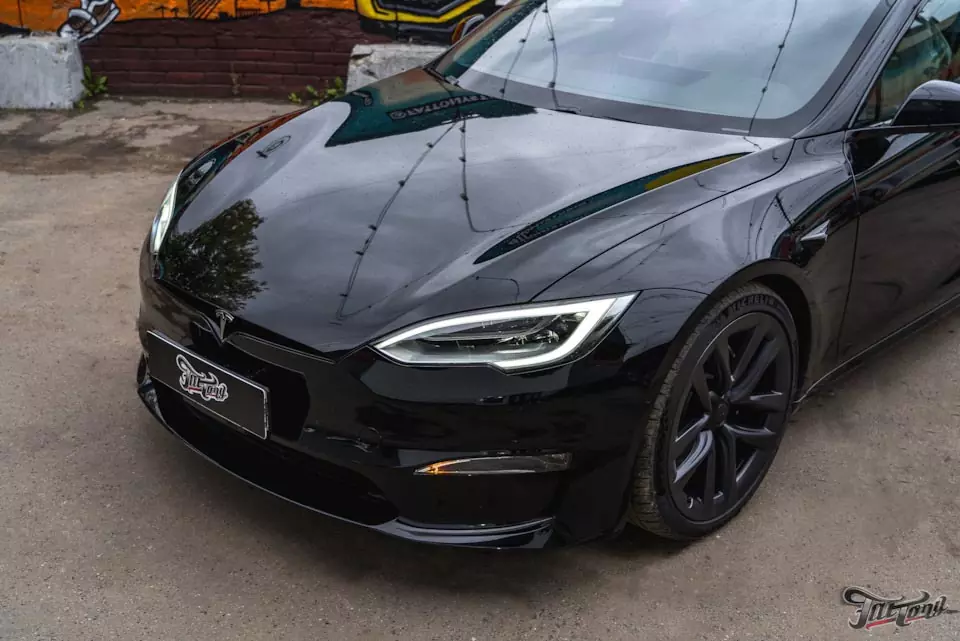 Tesla Model S PLAID. Оклейка кузова в глянцевый полиуретан!
